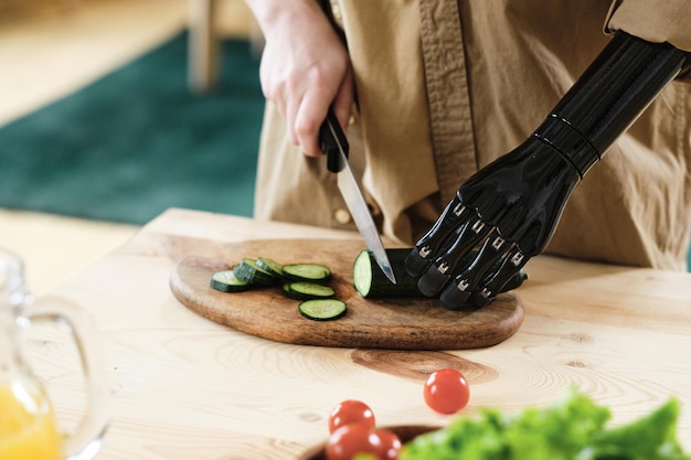 Vrouw met prothese snijden salade