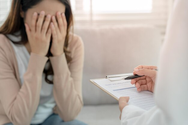 Foto vrouw met psychische problemen raadpleegt psychiater registreert de toestand van de patiënt voor behandeling aanmoediging liefdes- en familieprobleem bipolaire depressie patiënt beschermt zelfmoord