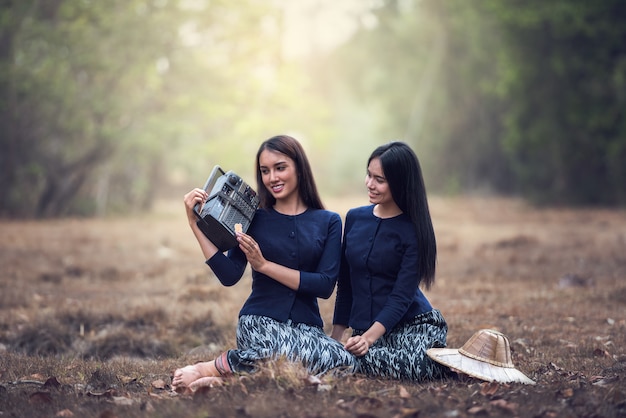 Vrouw met Radio op gras veld