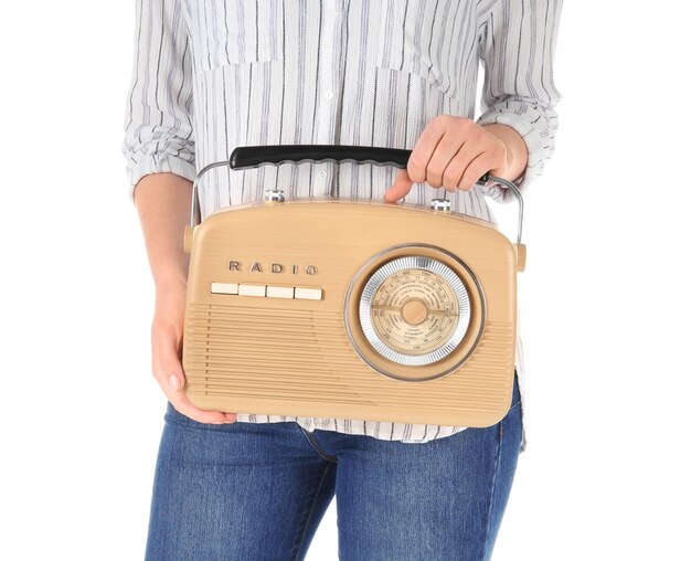 Vrouw met radio op witte achtergrond