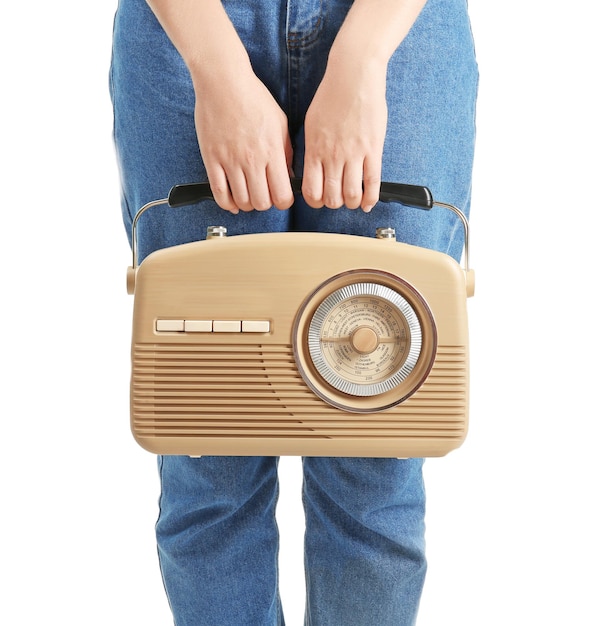 Vrouw met radio op witte achtergrond