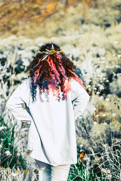 Foto vrouw met regenbooghaar in de natuur