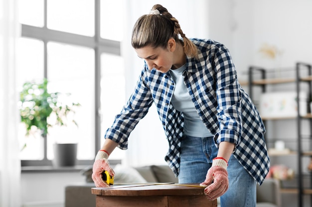 vrouw met richel meettafel voor renovatie
