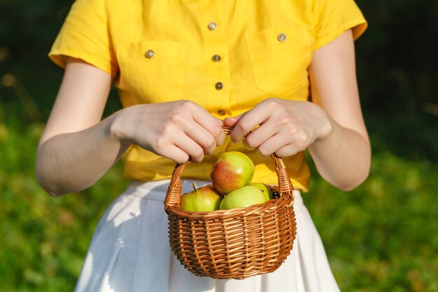 Vrouw met rijpe appels