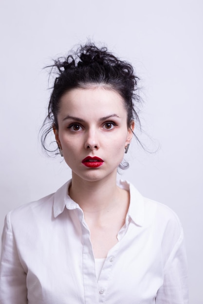 vrouw met rode lippen in een wit overhemd Hoge kwaliteit foto