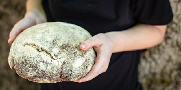 Vrouw met rogge zwart brood