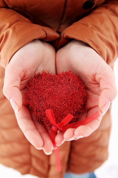 Vrouw met rood hart met een boog