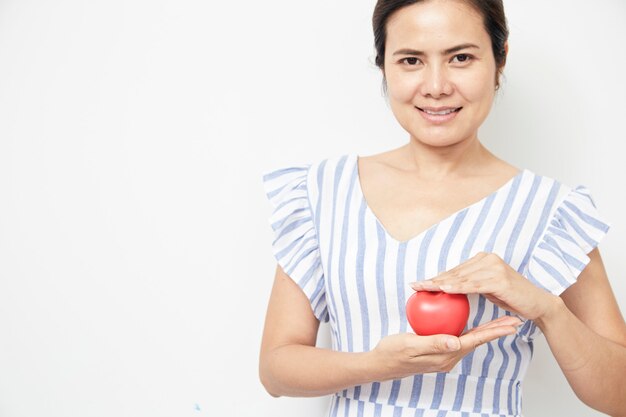 Vrouw met rood hartvormig