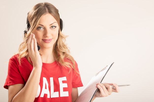 Vrouw met rood t-shirt voor verkoop en telemarketing