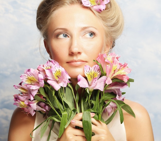 Foto vrouw met roze bloemen