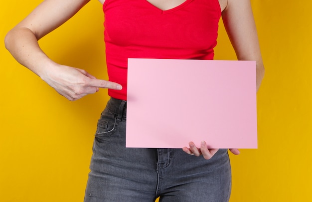 Vrouw met roze leeg vel papier