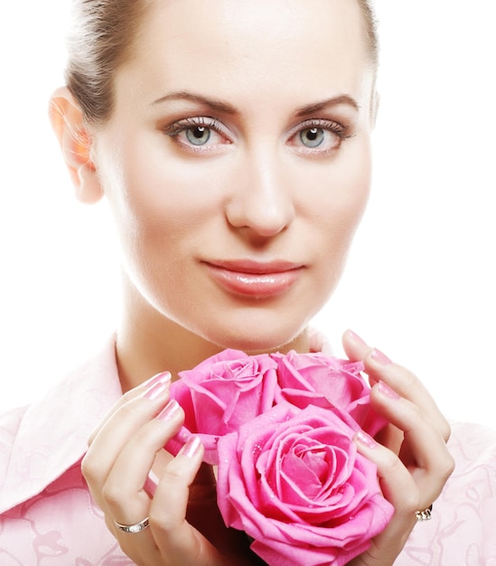 Vrouw met roze rozen