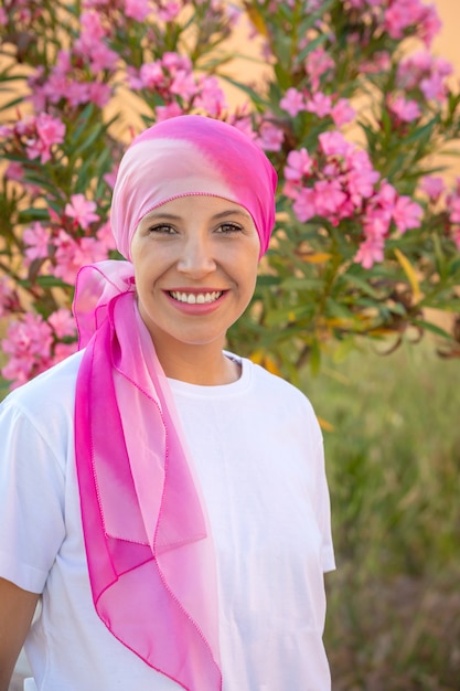 Vrouw met roze sjaal op het hoofd