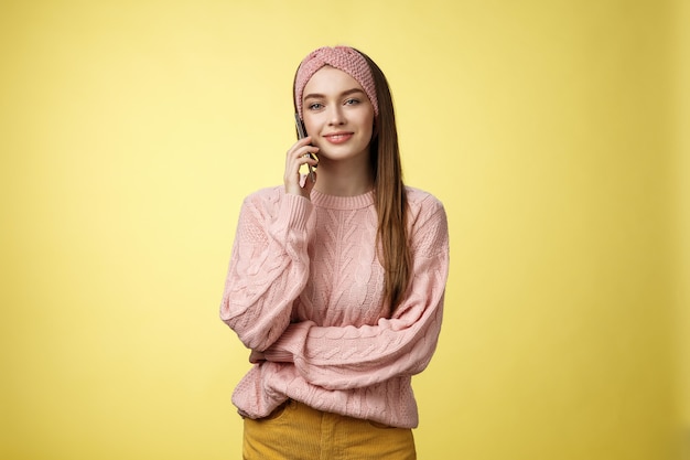 Vrouw met roze sweater over geel