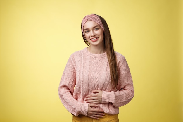 Vrouw met roze sweater over geel