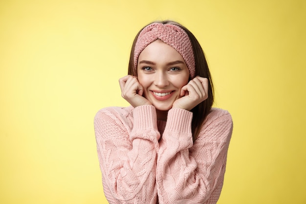 Vrouw met roze sweater over geel