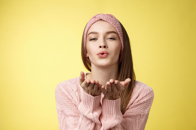 Vrouw met roze sweater over geel