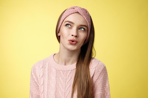 Vrouw met roze sweater over geel