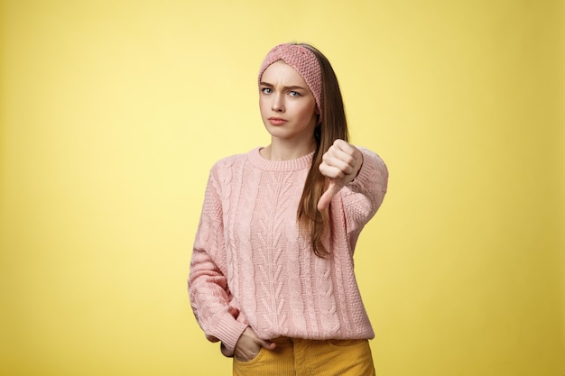 Vrouw met roze sweater over geel