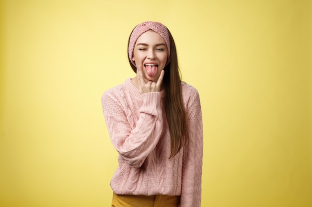 Vrouw met roze sweater over geel