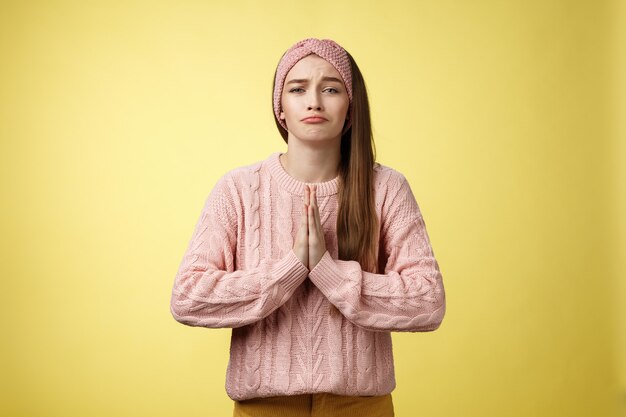 Vrouw met roze sweater over geel