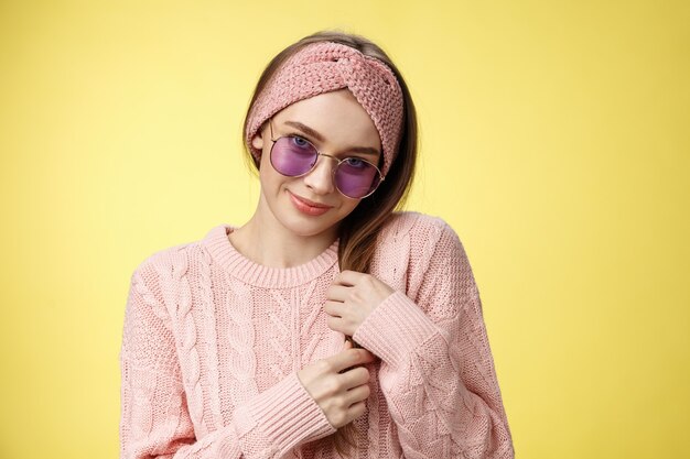 Vrouw met roze sweater over geel