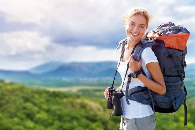 Vrouw met rugzak trekking door de wildernis