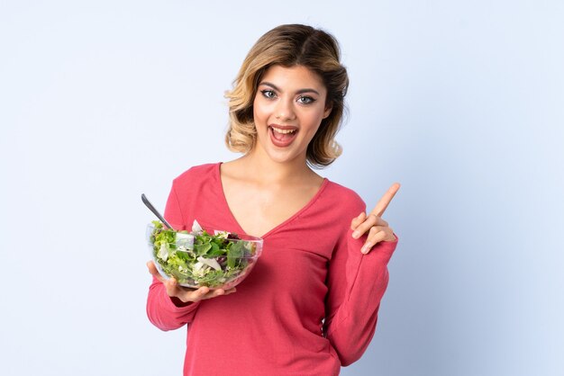 vrouw met salade schreeuwen met wijd open mond