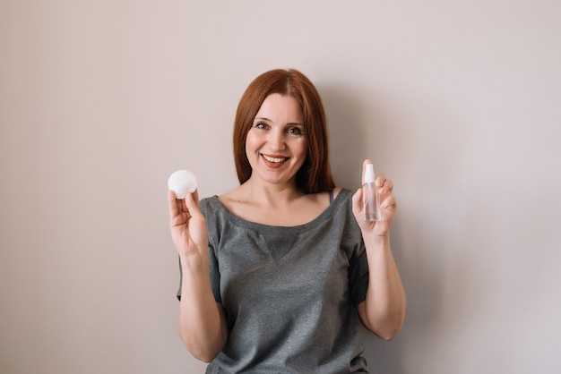 Vrouw met sanitazing gel in haar handen