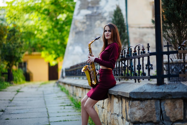 Vrouw met saxofoon op straat