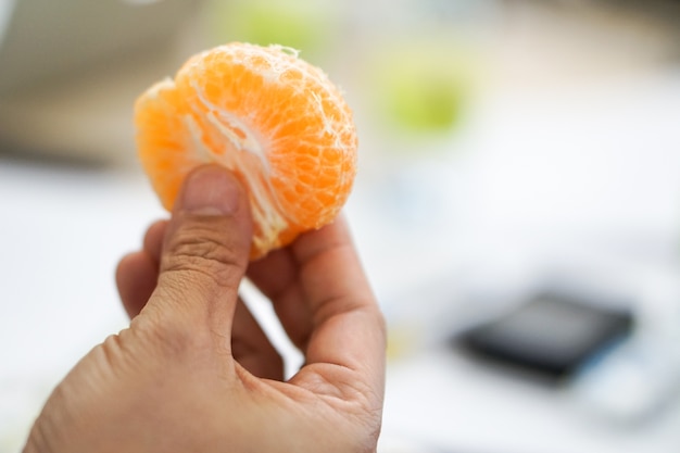 Vrouw met sinaasappel gepeld