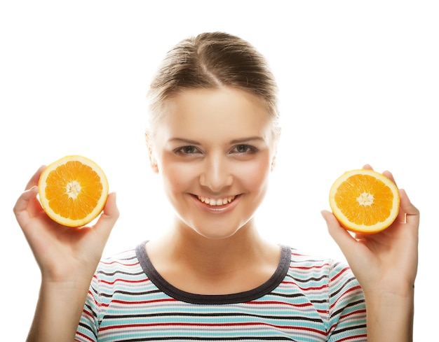 Foto vrouw met sinaasappels in haar handen studio portret geïsoleerd op wit