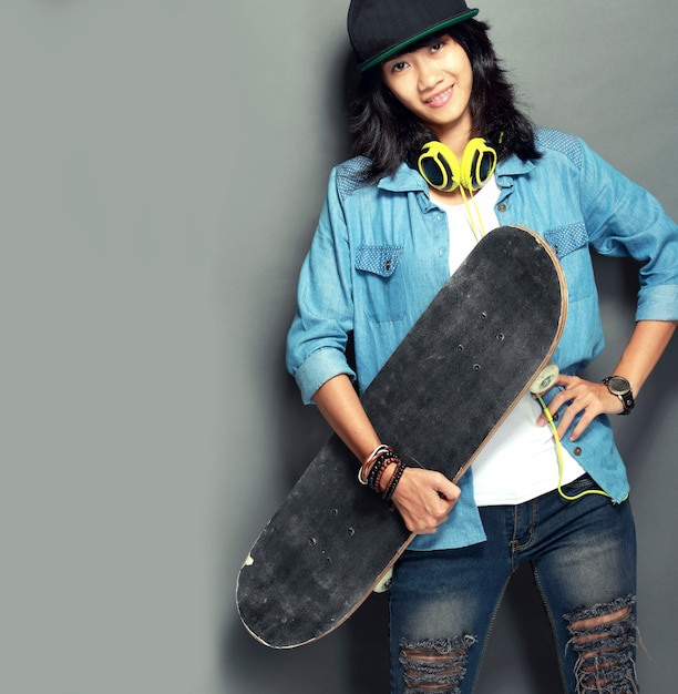 Vrouw met skateboard