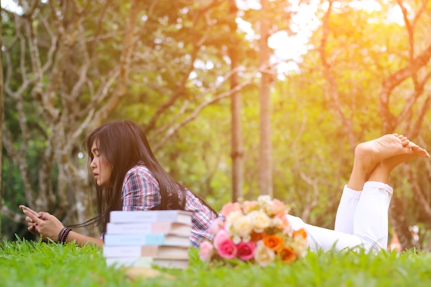 Vrouw met slimme telefoon in het park.