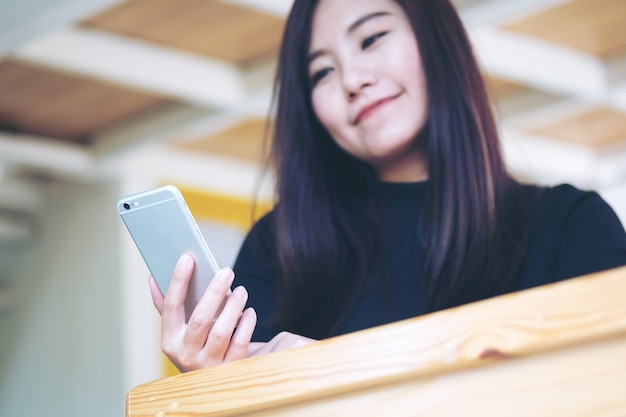 Vrouw met slimme telefoon