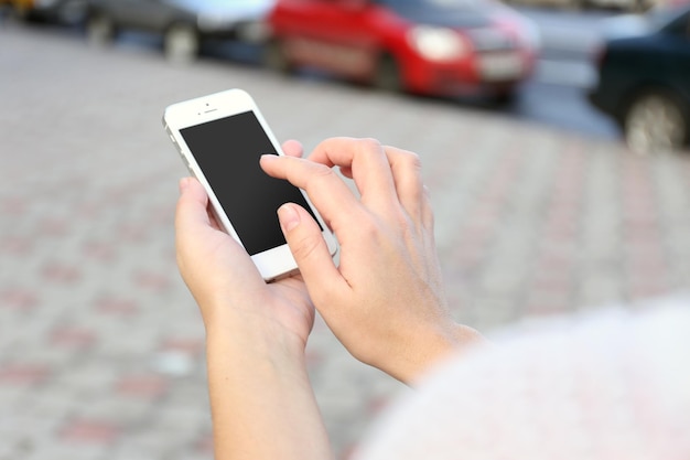 Vrouw met smartphone buiten