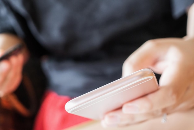 Vrouw met smartphone in café-restaurant