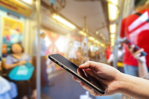 Vrouw met smartphone in het bts skytrain station