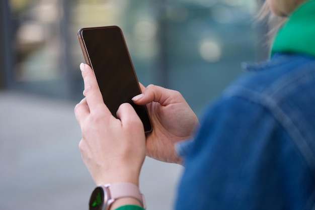 Vrouw met smartphone op straat lopen mobiele apps chatten en browsen op sociale netwerken