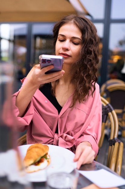 Foto vrouw met smartphone vooraanzicht