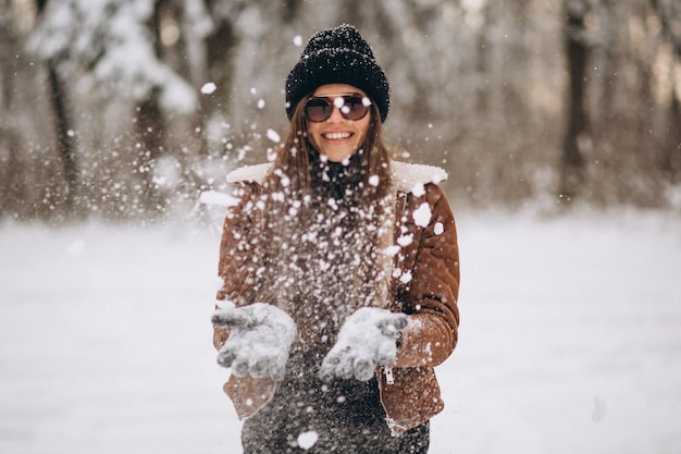 Vrouw met sneeuw in handen buiten