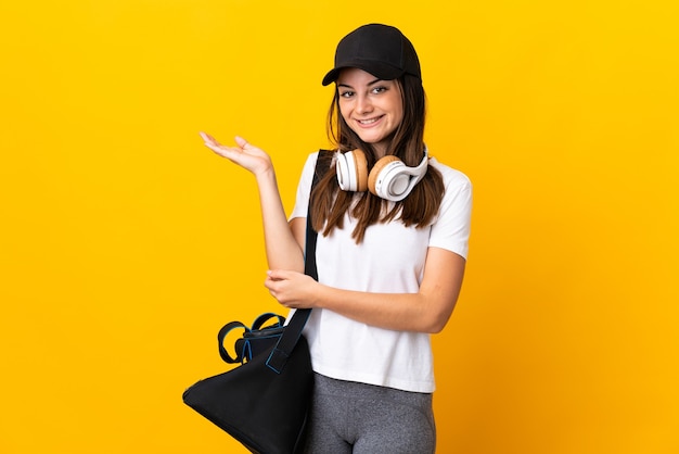 Vrouw met sporttas in studio