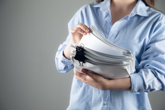 Vrouw met stapel documenten