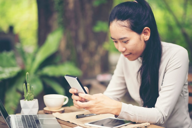 Vrouw met succes de exporterende onderneming of online verkoop in het concept van kmo