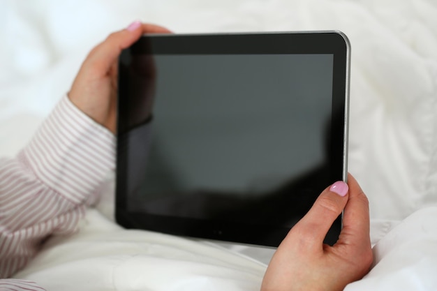 Vrouw met tablet met vergrendeld scherm uitgeschakeld gadget