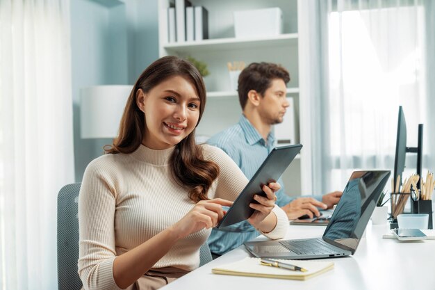 Vrouw met tablet om de lijst opnieuw te controleren voor het kijken naar de camera Postulate