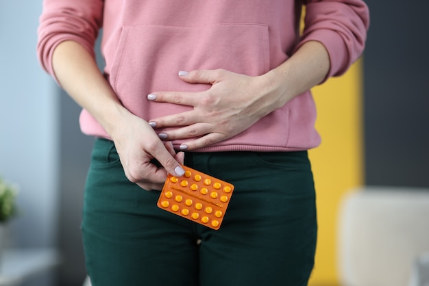 Vrouw met tabletten stomack pijn te vullen