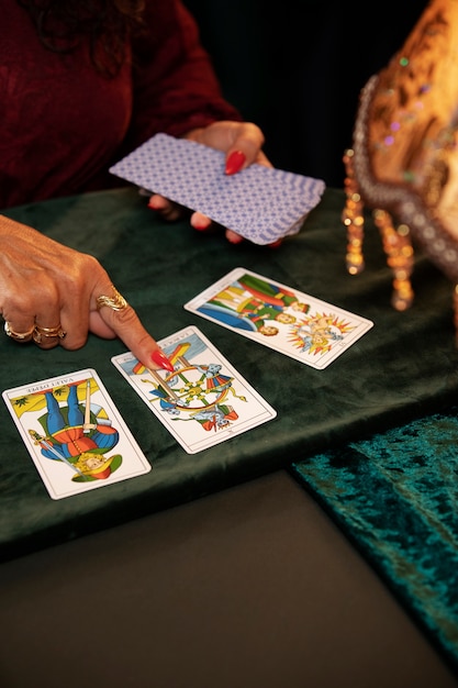 Vrouw met tarotkaarten hoge hoek