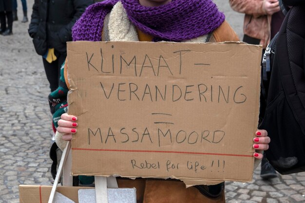 Foto vrouw met tekst op straat in de stad