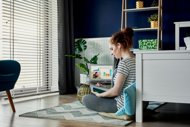 Foto vrouw met telefoon terwijl ze op tafel zit